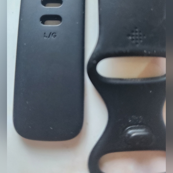 Fitbit Versa 4 Band NEW Watchband in Black Silicone - Picture 2 of 3